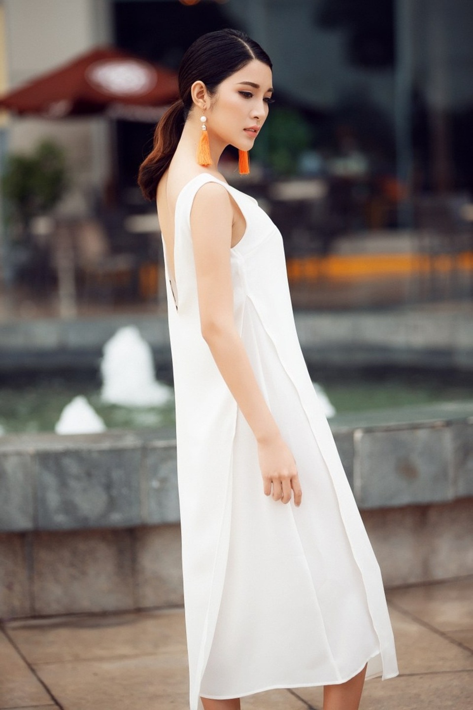 Diễn viên 9X lăng xê phong cách vintage đón thu - 15 Đầm dài suôn đơn giản giúp bạn cảm thấy thoải mái, di chuyển nhẹ nhàng, với 2 tà áo cách tân từ chiếc áo dài truyền thống.