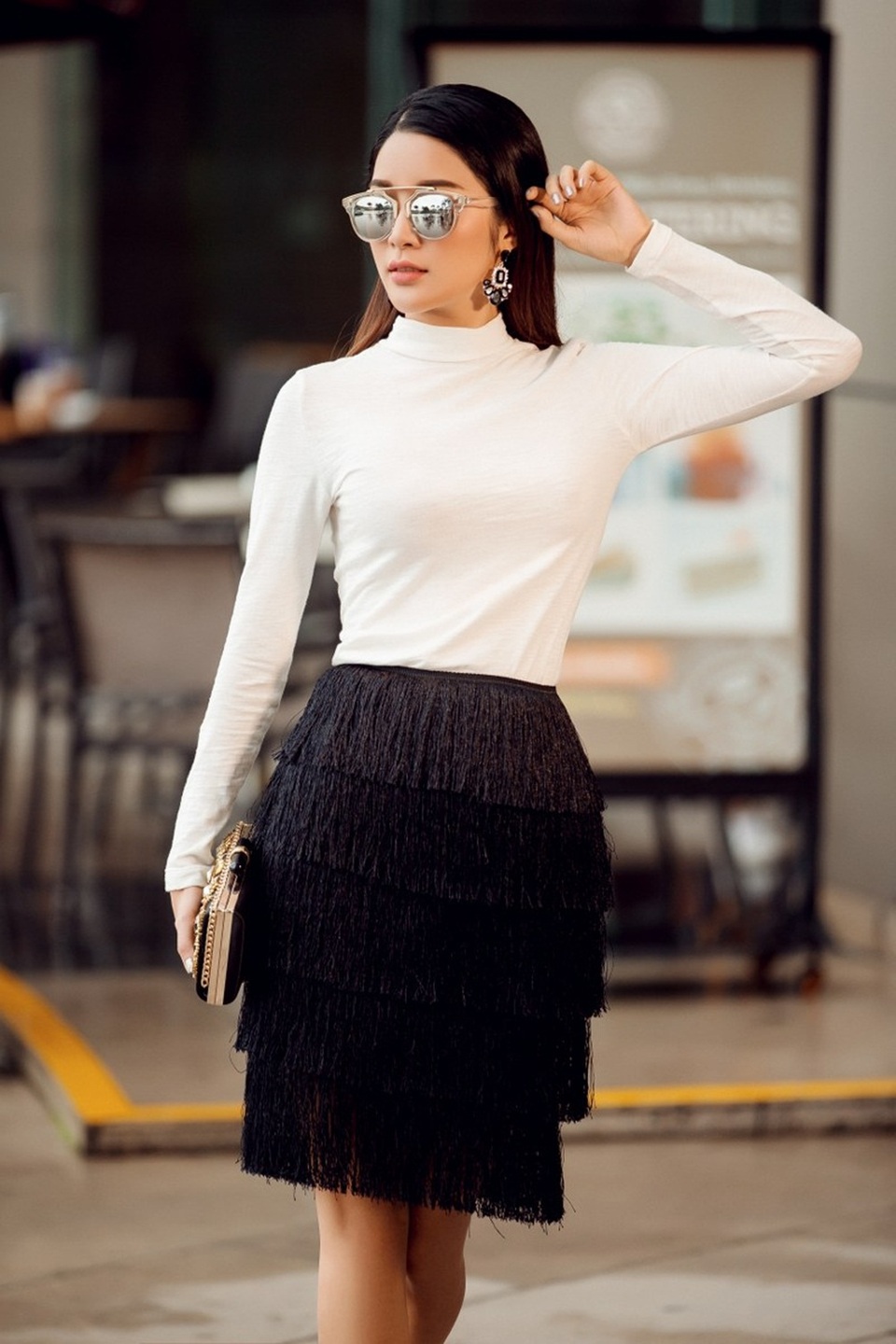 Diễn viên 9X lăng xê phong cách vintage đón thu - 2 Sự kết hợp váy tua rua cùng áo đơn sắc cổ lọ tạo nên sự đơn giản và hiện đại nhưng từng sự chuyển động khi di chuyển sẽ làm thêm cho bộ trang phục thêm sinh động.