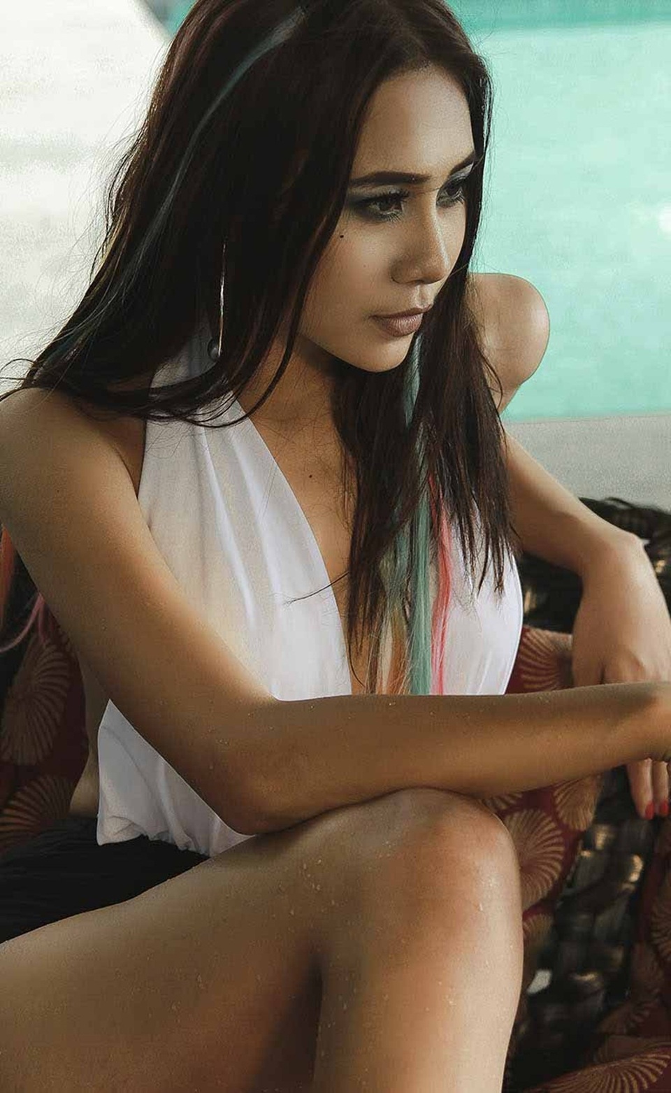 Rũ bỏ hình ảnh ngọt ngào trước kia, nữ diễn viên “Bản năng nguy hiểm” gây ấn tượng với là da nâu gợi cảm, vóc dáng chuẩn và đặc biệt là thần thái tự tin, hút hồn người đối diện.