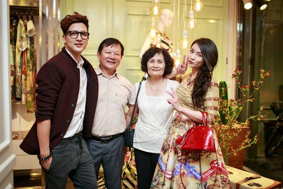 Hé lộ gia thế ít người biết của Thủy Top - 8
Một người bạn thân của Thủy Top chia sẻ, cô lớn lên trong một gia đình tri thức, giàu có. Bố mẹ cô đều là những người có địa vị xã hội, có học vị tiến sĩ trong lĩnh vực nghiên cứu. Chị gái của người đẹp cũng có bằng thạc sĩ kinh doanh và đang lập nghiệp tại Mỹ.