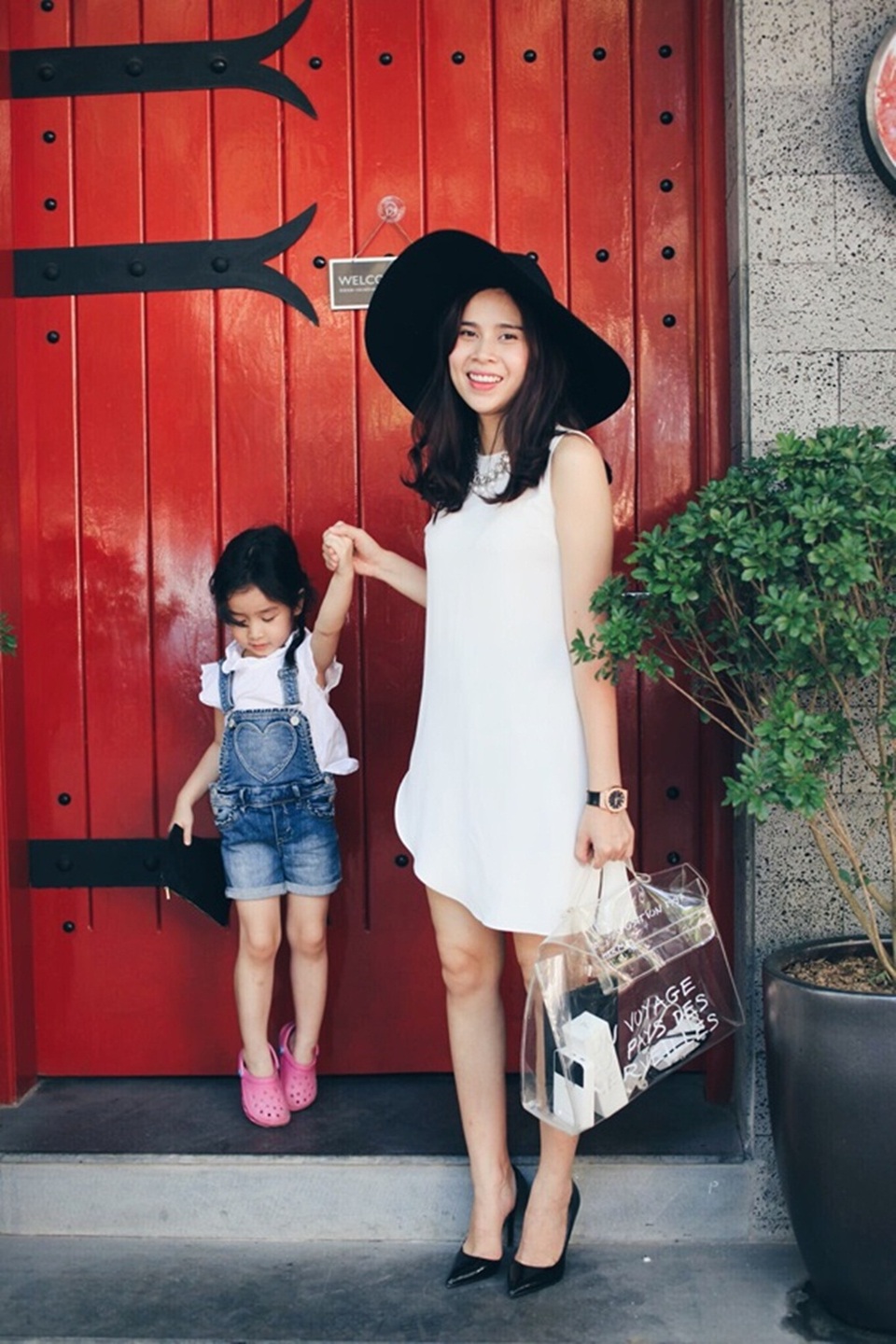 Thời trang “ton sur ton” siêu đẹp của 3 cặp mẹ con Vbiz Việt - 22 Với những trang phục đời thường đa dạng, con gái Lưu Hương Giang được mệnh danh là fashionista nhí sành điệu của showbiz Việt.