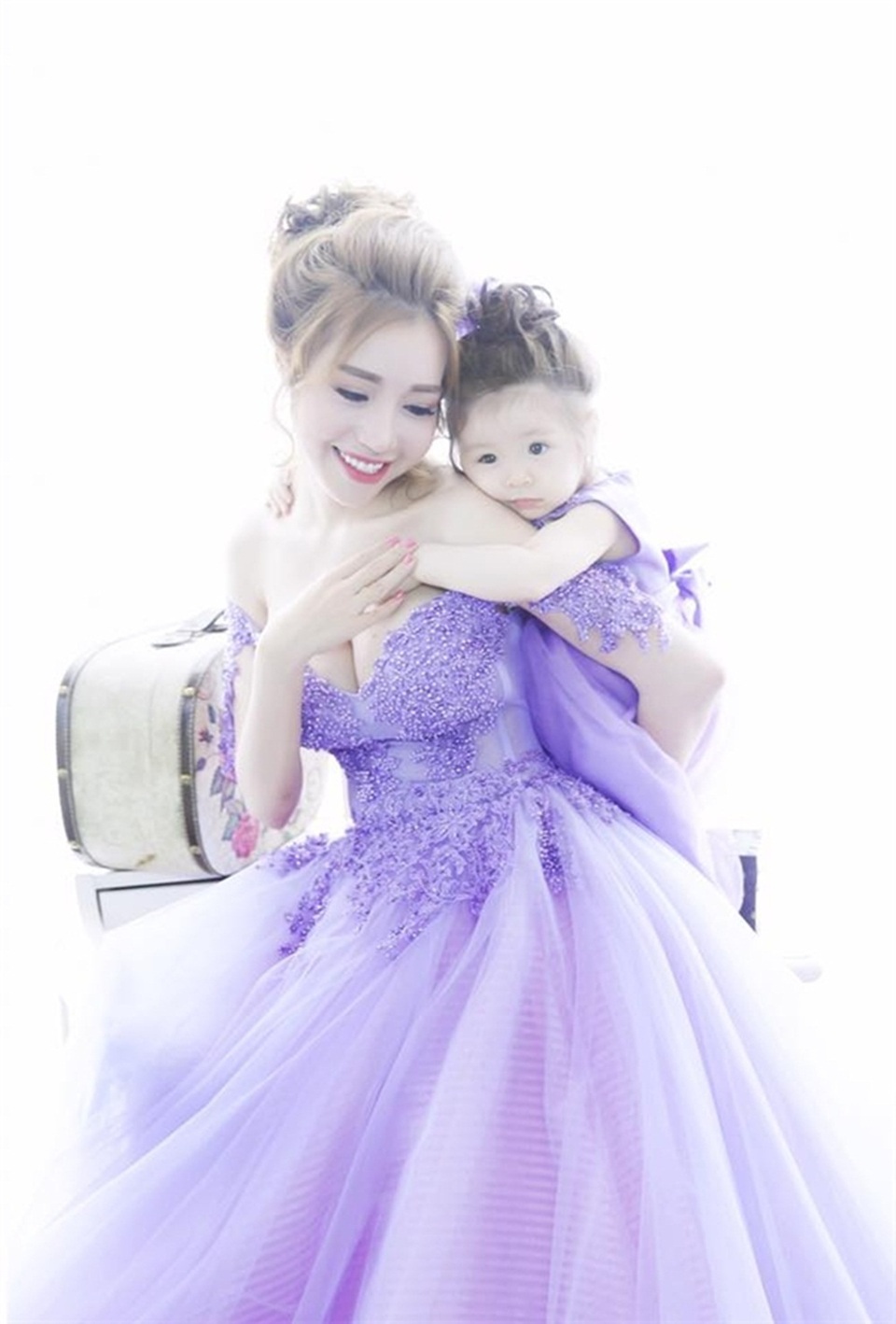 Thời trang “ton sur ton” siêu đẹp của 3 cặp mẹ con Vbiz Việt - 9 Cadie Mộc Trà cũng vô cùng thích thú mỗi khi được diện đồ hay bắt chước điệu bộ của mẹ.