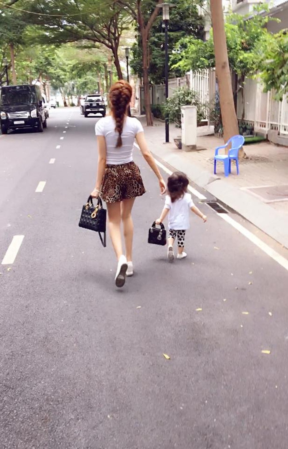 Thời trang “ton sur ton” siêu đẹp của 3 cặp mẹ con Vbiz Việt - 4 Cadie Mộc Trà cực sành điệu khi mang túi hiệu.