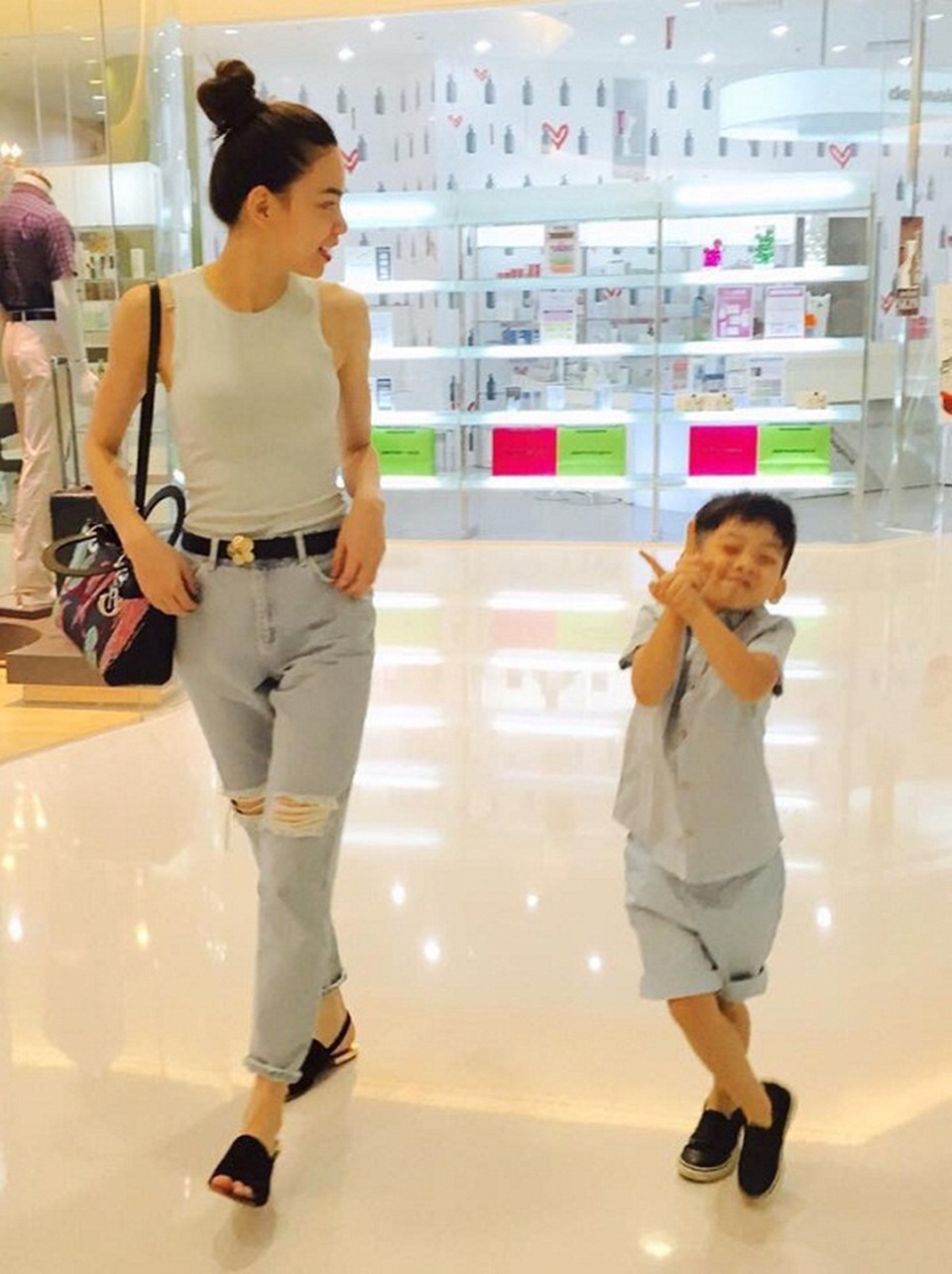 Thời trang “ton sur ton” siêu đẹp của 3 cặp mẹ con Vbiz Việt - 14 Khi Subeo mới sinh ra thì Hà Hồ hoàn toàn giấu kín hình ảnh vì không muốn sự nổi tiếng của mình ảnh hưởng đến con trai cũng như không muốn cuộc sống của con bị xáo trộn. Nhưng khi Subeo lớn hơn, cô đã tự tin chia sẻ hình ảnh của con.