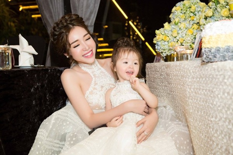 Thời trang “ton sur ton” siêu đẹp của 3 cặp mẹ con Vbiz Việt - 7 Elly Trần gọi những bộ trang phục ton sur ton của mẹ với con là thời trang của những người thương nhau.