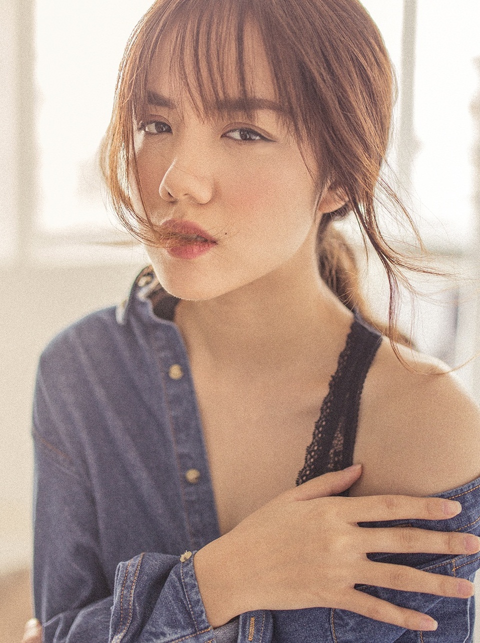 Lần đầu tham gia showbiz cách đây gần 10 năm, Phương Ly đã nhận được nhiều sự chú ý của báo chí khi lọt vào vào top 16 của chương trình Vietnam Idol cũng như được biết đến là em gái xinh đẹp của nữ ca sỹ Phương Linh.