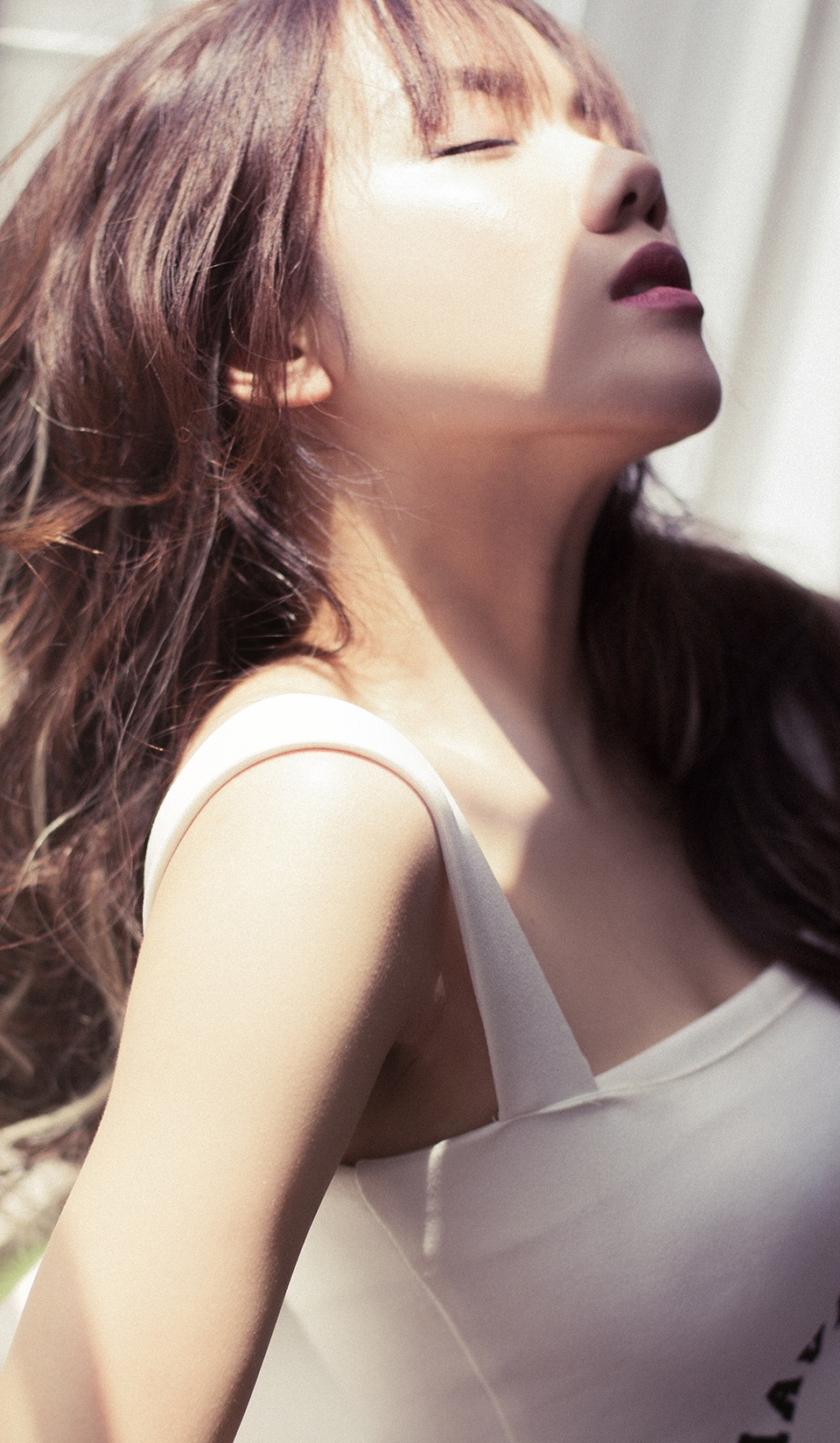 Phương Ly chia sẻ về bí quyết để luôn tươi trẻ của mình: “Đối với mọi việc, Ly thường “niệm chú”: “Rồi sẽ qua cả thôi!”, điều quan trọng là mình phải sống lạc quan, nắm bắt từng phút giây vui vẻ, hạnh phúc trong cuộc sống, và đối diện với tất cả mọi việc với một tinh thần tích cực nhất. Lo nghĩ, khóc lóc cũng không thay đổi được điều gì thì chi bằng mình cứ nghĩ việc “trong cái rủi có cái may!”