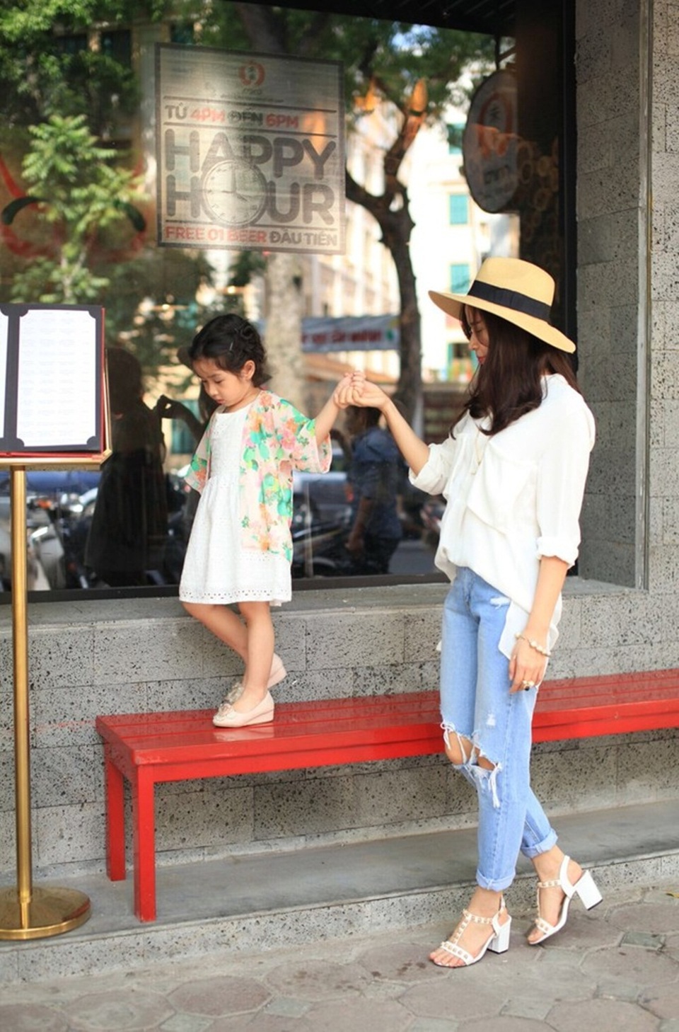 Thời trang “ton sur ton” siêu đẹp của 3 cặp mẹ con Vbiz Việt - 21 Hình ảnh của Lương Hương Giang cùng con gái luôn gây được thiện cảm với công chúng.