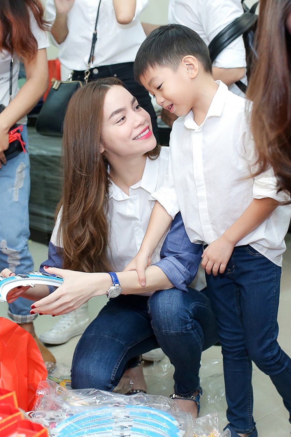 Thời trang “ton sur ton” siêu đẹp của 3 cặp mẹ con Vbiz Việt - 10 Không hổ danh biểu tượng thời trang trong Vbiz Việt, Hồ Ngọc Hà luôn biết cách làm cho mình và con trai có sự gắn kết ăn ý về trang phục. Những khi đi diễn gần, đi từ thiện cô cũng đưa Subeo theo bên mình để đỡ nhớ con và để cậu bé có thêm trải nghiệm về thế giới.