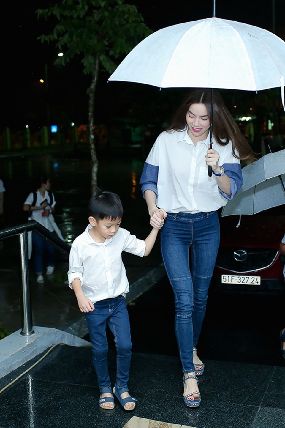 Thời trang “ton sur ton” siêu đẹp của 3 cặp mẹ con Vbiz Việt - 11
Những trang phục Hà Hồ chọn cho con trai đi theo xu hướng đơn giản mà vẫn đầy công tử.