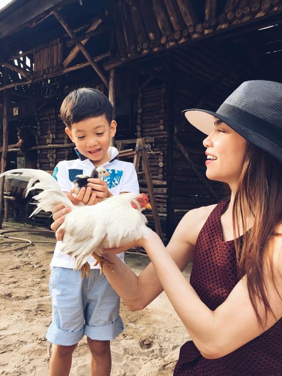 Thời trang “ton sur ton” siêu đẹp của 3 cặp mẹ con Vbiz Việt - 16 Subeo đích thị là “người tình” bé nhỏ của mẹ.