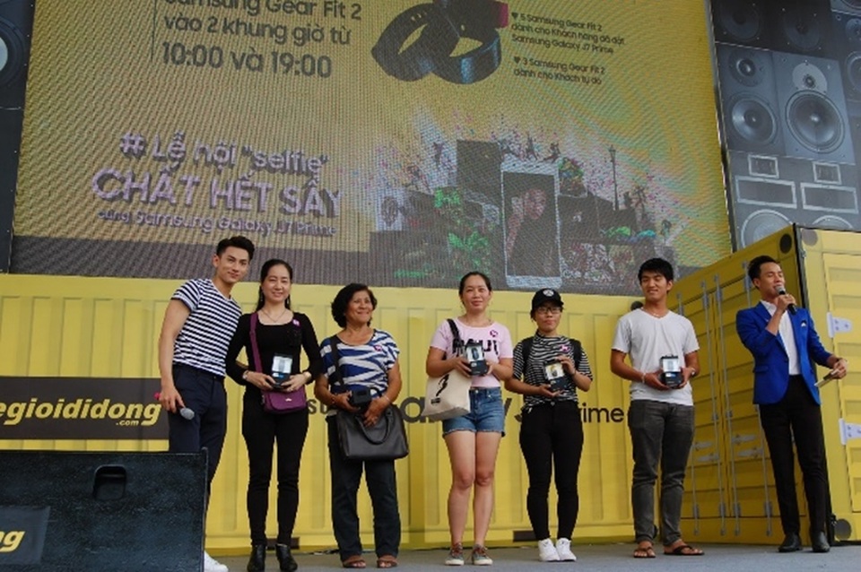 Cuồng nhiệt cùng Thanh Duy và Issac trong lễ hội Selfie Chất - 4 Issac đích thân trao quà cho 5 khách hàng may mắn trúng Gear Fit từ chương trình.