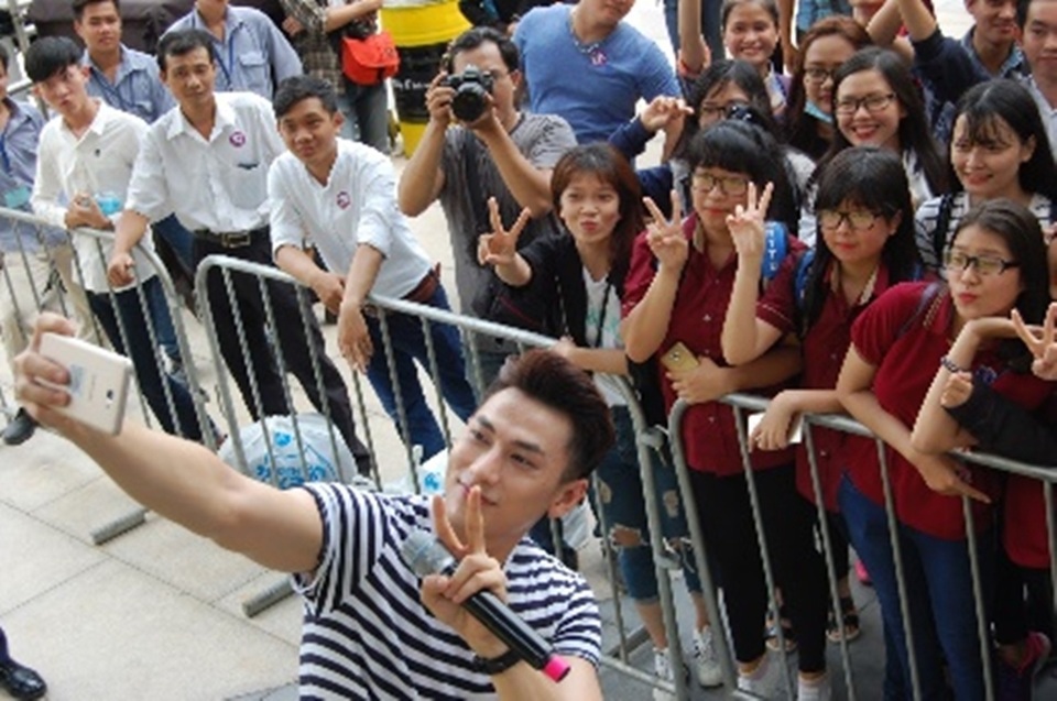 Cuồng nhiệt cùng Thanh Duy và Issac trong lễ hội Selfie Chất - 5 Selfie cùng fan, giản dị nhưng vẫn chất hết sẩy.