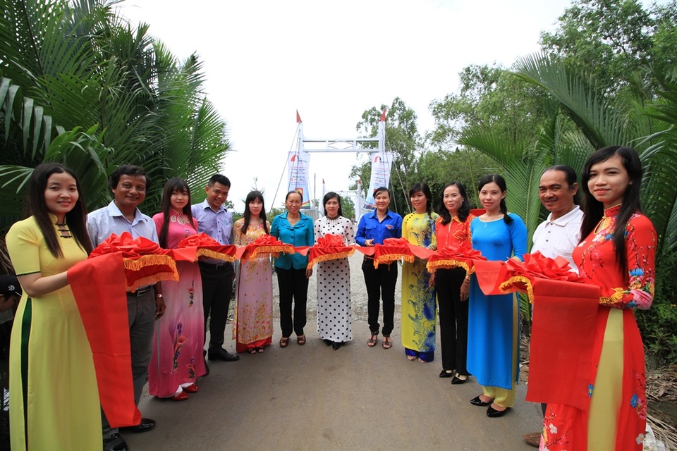 Khánh thành cây cầu thứ 10 cho bà con nông dân ở Sóc Trăng - 1 Cây cầu thứ 10 trong chương trình “Nhịp cầu ước mơ” được khánh thành trưa nay 23/9.