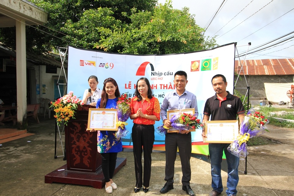 Khánh thành cây cầu thứ 10 cho bà con nông dân ở Sóc Trăng - 3 Đại diện Tập đoàn Number 1 – Tân Hiệp Phát nhận hoa và giấy khen vì những đóng góp vào sự phát triển của địa phương.