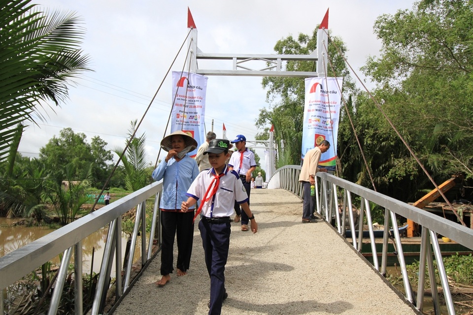 Khánh thành cây cầu thứ 10 cho bà con nông dân ở Sóc Trăng - 5 Các em thiếu nhi cũng vô cùng háo hức.