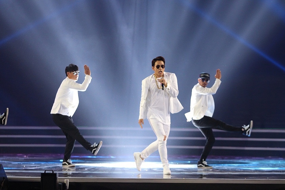 Trong đêm chung kết Hoa hậu Việt Nam 2016, ngôi sao Hàn Quốc Bi Rain xuất hiện với tư cách ca sĩ khách mời. Khi được hỏi điều ấn tượng nhất của nam ca sĩ về Việt Nam, anh chia sẻ đó là ẩm thực và trang phục, đặc biệt là món phở và trang phục áo dài. Nam ca sĩ điển trai xứ Hàn cũng nhận xét rằng, con gái Việt Nam mặc áo dài rất đẹp.