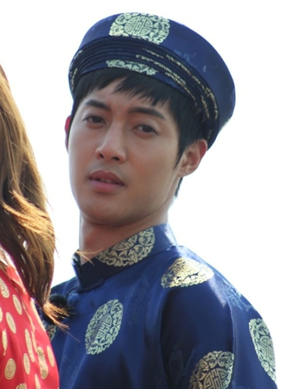 Khi sao quốc tế thể hiện tình yêu với tà áo dài Việt - 9 Kiều nữ Hàn UEE diện áo dài với khăn đóng màu đỏ rất duyên dáng và Hyun Joong chọn áo dài màu xanh trong lần sang Việt Nam nhưng không đi guốc mộc mà đi giày thể thao.