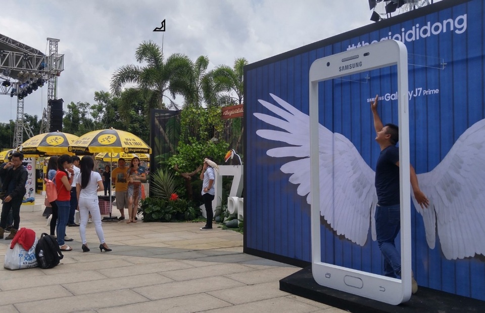 Cuồng nhiệt cùng Thanh Duy và Issac trong lễ hội Selfie Chất - 7 Trong lúc chờ những show diễn tiếp theo, nhiều fan đến quầy trải nghiệm để tận hưởng siêu phẩm Galaxy J7 Prime đầy “khí chất”. Sự kiện đêm nhạc sẽ có sự tham gia của những sao nổi tiếng như Trung Quân Idol, Đông Nhi, Phạm Hồng Phước,… chắc chắn sẽ làm không khí tại Cresent Mall bùng nổ. Đông Nhi sẽ góp mặt vào đêm nhạc buổi tối và trao tặng những chiếc Gear Fit sành điệu cho những khán giả may mắn.