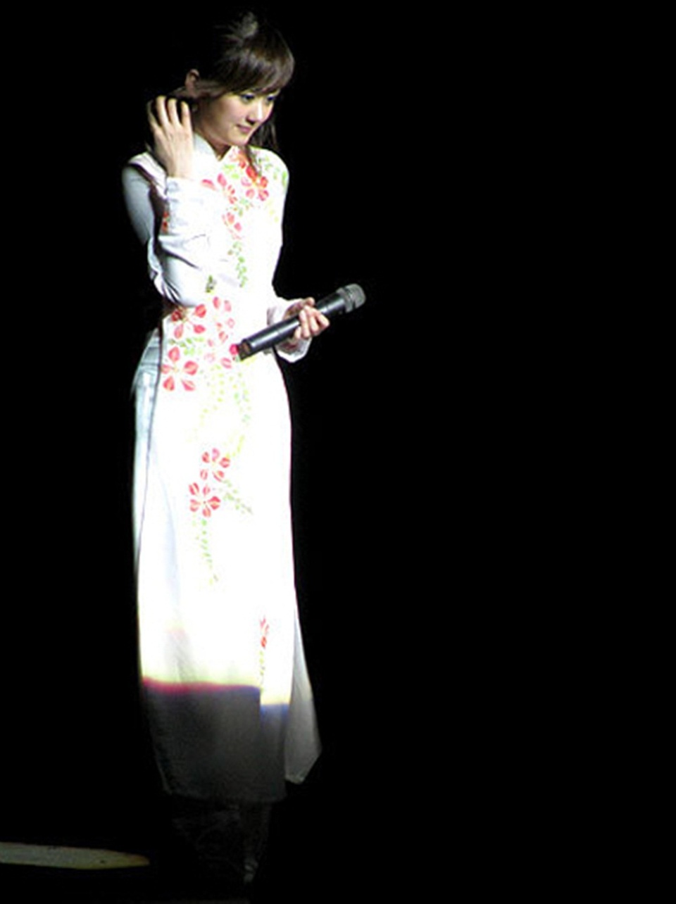 Khi sao quốc tế thể hiện tình yêu với tà áo dài Việt - 11 Jang Nara diện áo dài trắng họa tiết hoa, khoe giọng hát khi đến Việt Nam năm 2008.