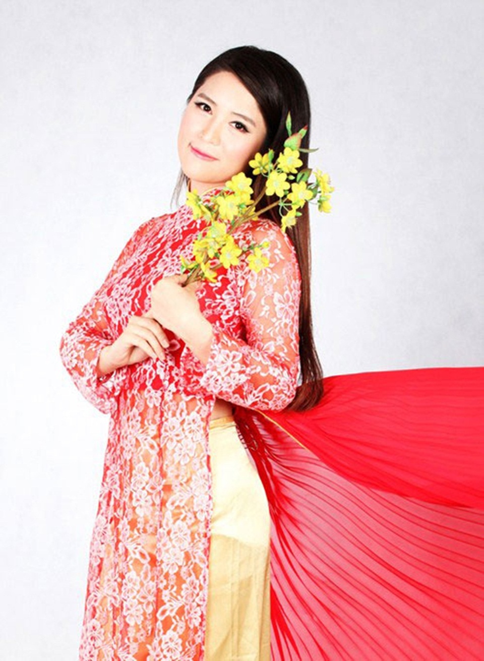 Khi sao quốc tế thể hiện tình yêu với tà áo dài Việt - 14 Người đẹp xứ Hàn Kang Ha Neul hóa thân thành thiếu nữ Việt trong áo dài Tết mang sắc đỏ. Cô tạo dáng với nhánh mai vàng mang đậm sắc xuân Việt Nam.