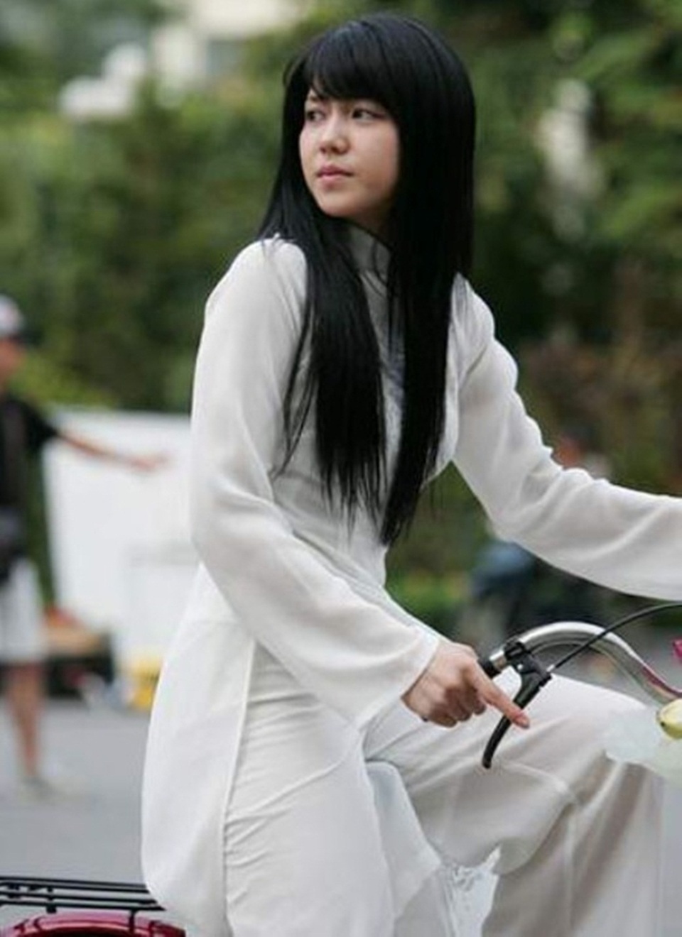 Khi sao quốc tế thể hiện tình yêu với tà áo dài Việt - 16 Kim Ok Bin dịu dàng trong tà áo dài Việt Nam trong bộ phim “Cô dâu Hà Nội” hợp tác giữa hai nước Hàn – Việt.