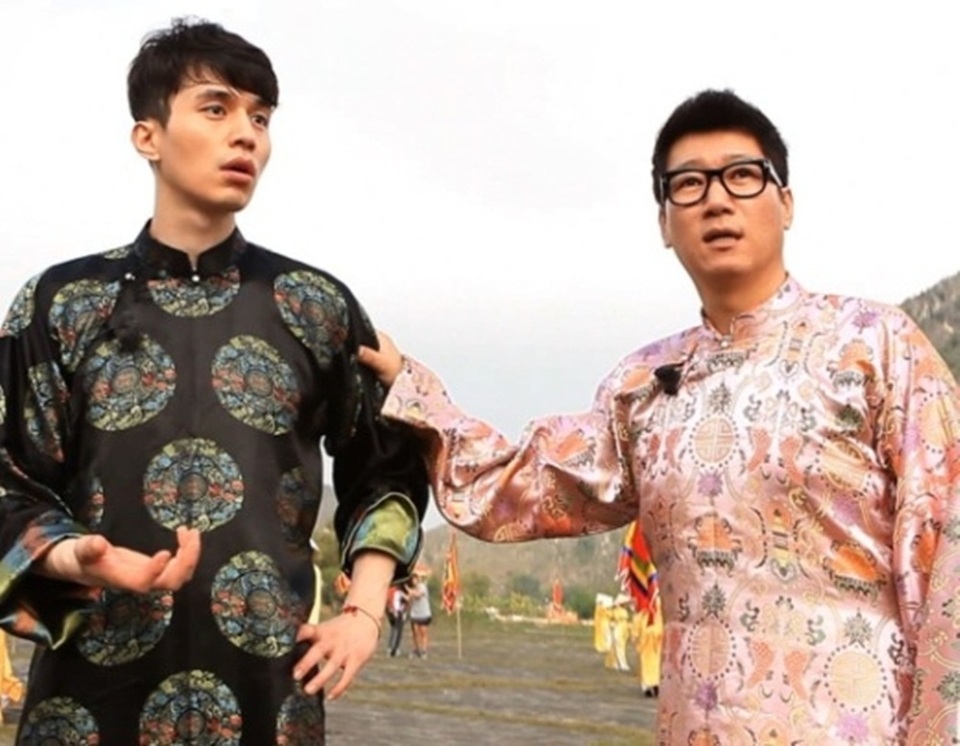 Khi sao quốc tế thể hiện tình yêu với tà áo dài Việt - 18 Nam tài tử nổi tiếng Hàn Quốc Lee Dong Wook (trái) nổi tiếng qua các phim như: My girl, Hotel King,... mặc áo dài Việt.