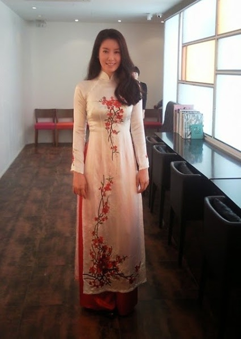 Khi sao quốc tế thể hiện tình yêu với tà áo dài Việt - 12 Diễn viên Lee Tae Ran trong Những nàng công chúa nổi tiếng trang nhã với áo dài trắng thêu hoa.