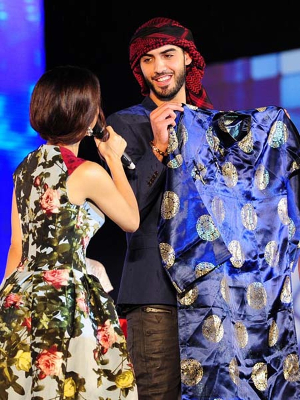 Khi sao quốc tế thể hiện tình yêu với tà áo dài Việt - 6 Trước đó vào năm 2013, “trai đẹp Ả Rập” Omar biểu diễn tại TP HCM. Anh được khoảng 4.000 khán giả có mặt hò reo cổ vũ. Đại diện ban tổ chức đã tặng cho Omar một món quà đặc biệt.