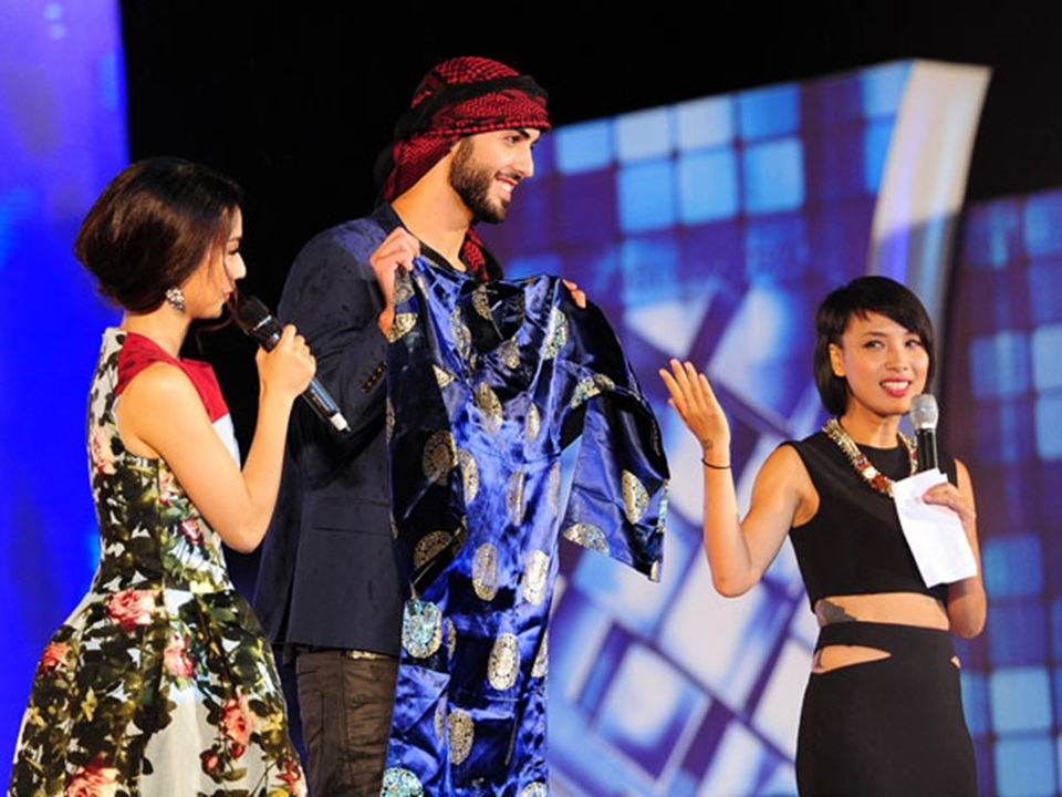 Khi sao quốc tế thể hiện tình yêu với tà áo dài Việt - 7 Omar thích thú khi mở ra và thấy chiếc áo dài xanh. Anh hứa khi về nước sẽ mặc chiếc áo dài này chụp ảnh để đăng lên facebook cho các khán giả Việt xem, anh chia sẻ về sở thích ăn phở bò và mặc áo dài Việt.