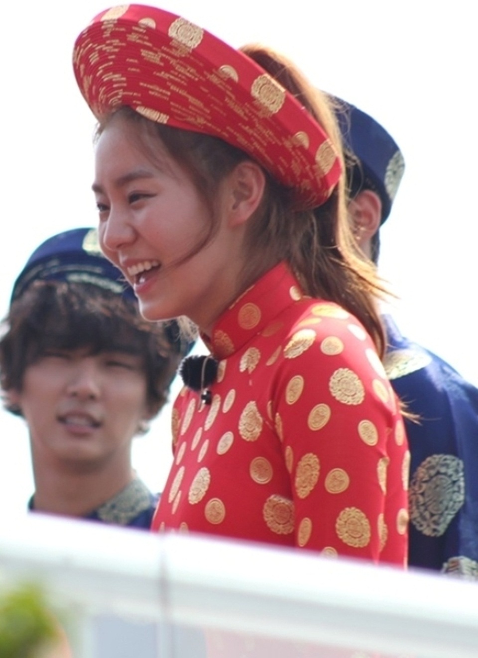 Khi sao quốc tế thể hiện tình yêu với tà áo dài Việt - 8 Khi sao quốc tế thể hiện tình yêu với tà áo dài Việt - 8