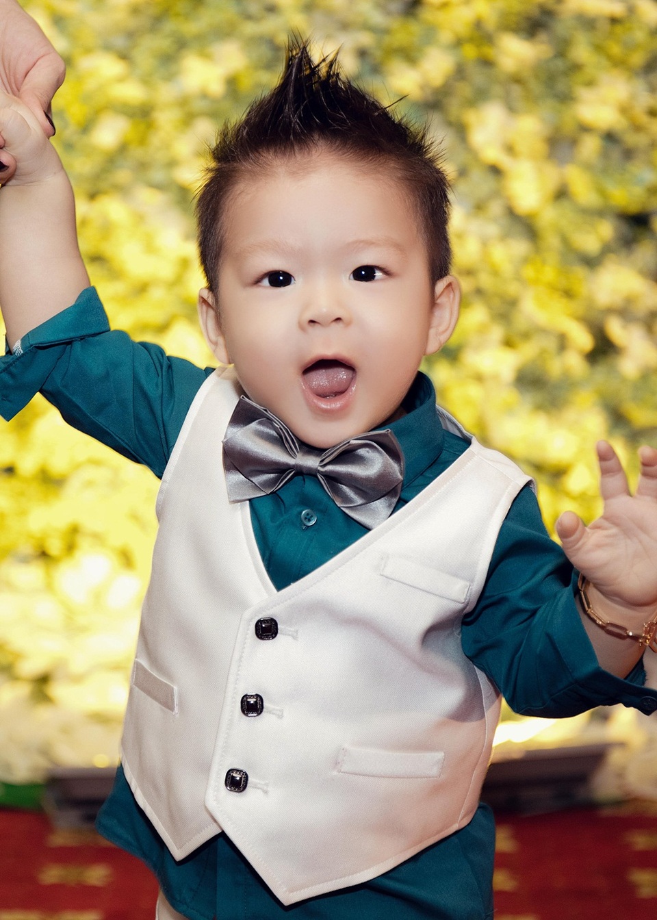 Con trai Nhật Kim Anh sinh ngày 20/09/2015, tên thật của bé là Ngô Bửu Long. Cậu bé sở hữu cặp mắt tinh anh.