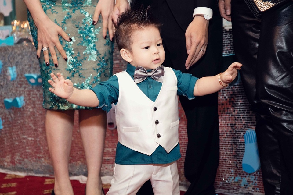 Dù mới tròn một tuổi nhưng bé rất dạn dĩ trước ống kính.