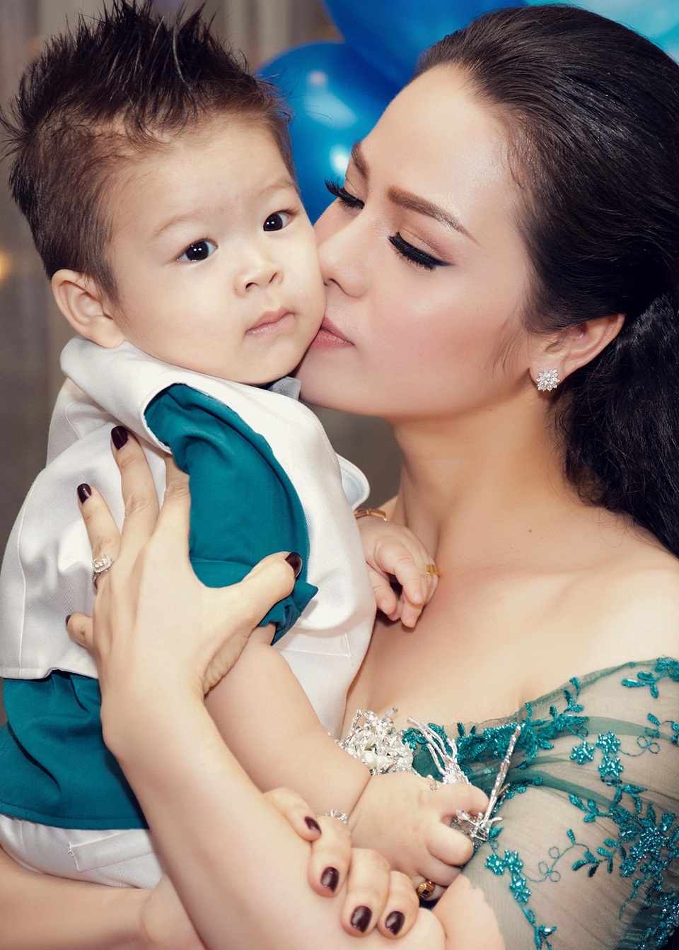 Trước đó một ngày cô đã thức trắng đêm để chuẩn bị clip cảm động dành cho con phát trong tiệc sinh nhật. Trong đó có bài hát Con của mẹ là nhất do cô trình bày tặng con.