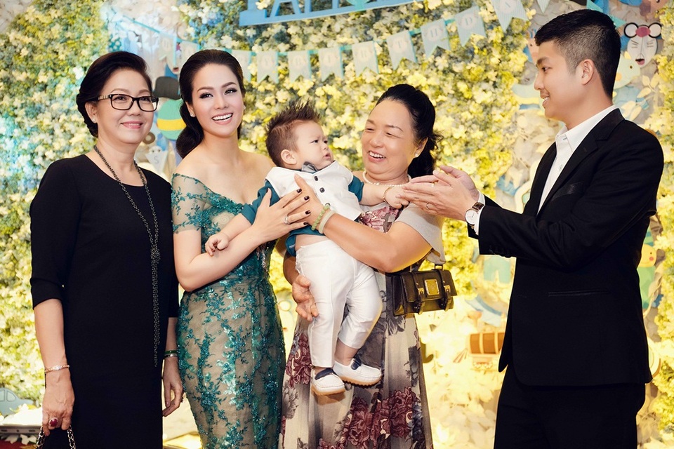 Khi trở lại với các hoạt động nghệ thuật, Kim Anh phải di chuyển giữa Cần Thơ - TP.HCM mỗi ngày để làm tròn trách nhiệm người mẹ, người vợ. Nhật Kim Anh chia sẻ nhờ gia đình nội chăm sóc con trai chu đáo nên cô chuyên tâm hơn trong công việc. Trong ảnh là tổ ấm nhỏ của Nhật Kim Anh cùng mẹ chồng (váy đen) và mẹ đẻ cô.