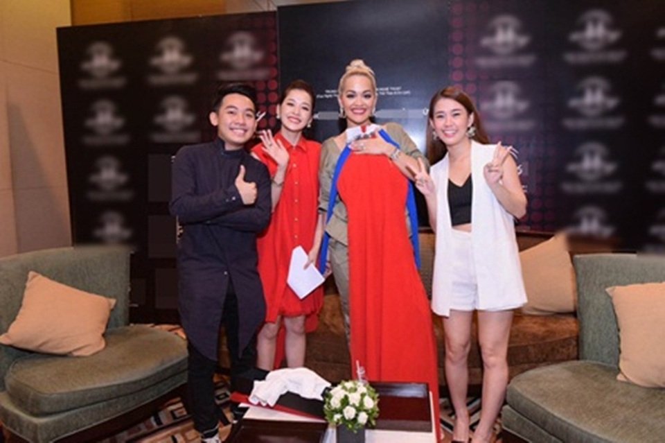 Khi sao quốc tế thể hiện tình yêu với tà áo dài Việt - 5 Vào năm 2015, nữ ca sĩ hàng đầu Anh Quốc Rita Ora sang Việt Nam biểu diễn. Rita Ora rất thân thiện và có phong cách vô cùng bốc lửa. Trong buổi họp báo cùng ngày, giọng ca Black Widow nhiệt tình ký tặng và ôm hôm selfie cùng các bạn trẻ Việt. Khi được Chi Pu và Phở tặng áo dài, Rita oà lên sung sướng và cảm ơn rối rít.