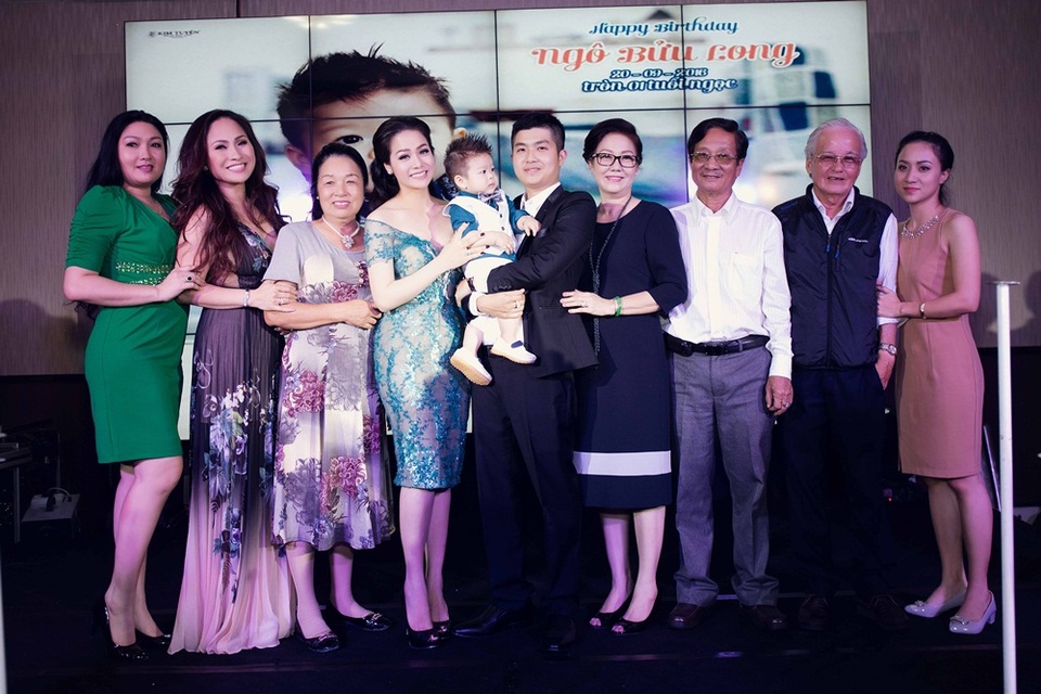 Sau khi kết hôn, Nhật Kim Anh sống cùng gia đình chồng tại Cần Thơ. Được gia đình chồng ủng hộ, cô sớm trở lại các hoạt động nghệ thuật. Trong ảnh là gia đình hai bên nội ngoại của nữ diễn viên.