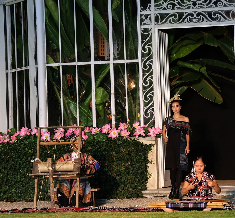 Hơi thở từ núi rừng Việt Nam trong ngày ra mắt Ngôi nhà Việt Nam tại Pháp - 6 Chị Vàng Thị Mai người dân tộc Mông tại Lùng Tám, Hà Giang và chị Hồ Thị Hợp người Tà Ôi, Alưới Huế cùng đến Pháp với những khung dệt.