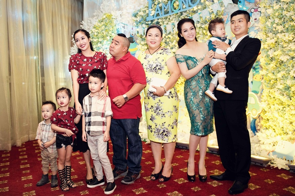 Nghệ sĩ hài Hiếu Hiền, Ốc Thanh Vân cùng các con đến chúc mừng gia đình Nhật Kim Anh.