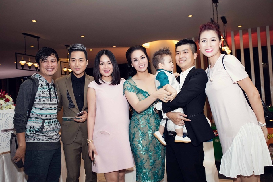 Đông đảo anh chị em trong nghề đã hội ngộ trong tiệc sinh nhật bé Putin Tin con trai cô. Trong ảnh là Quách Tuấn Du, Dương Cẩm Lynh và Trang Trần.