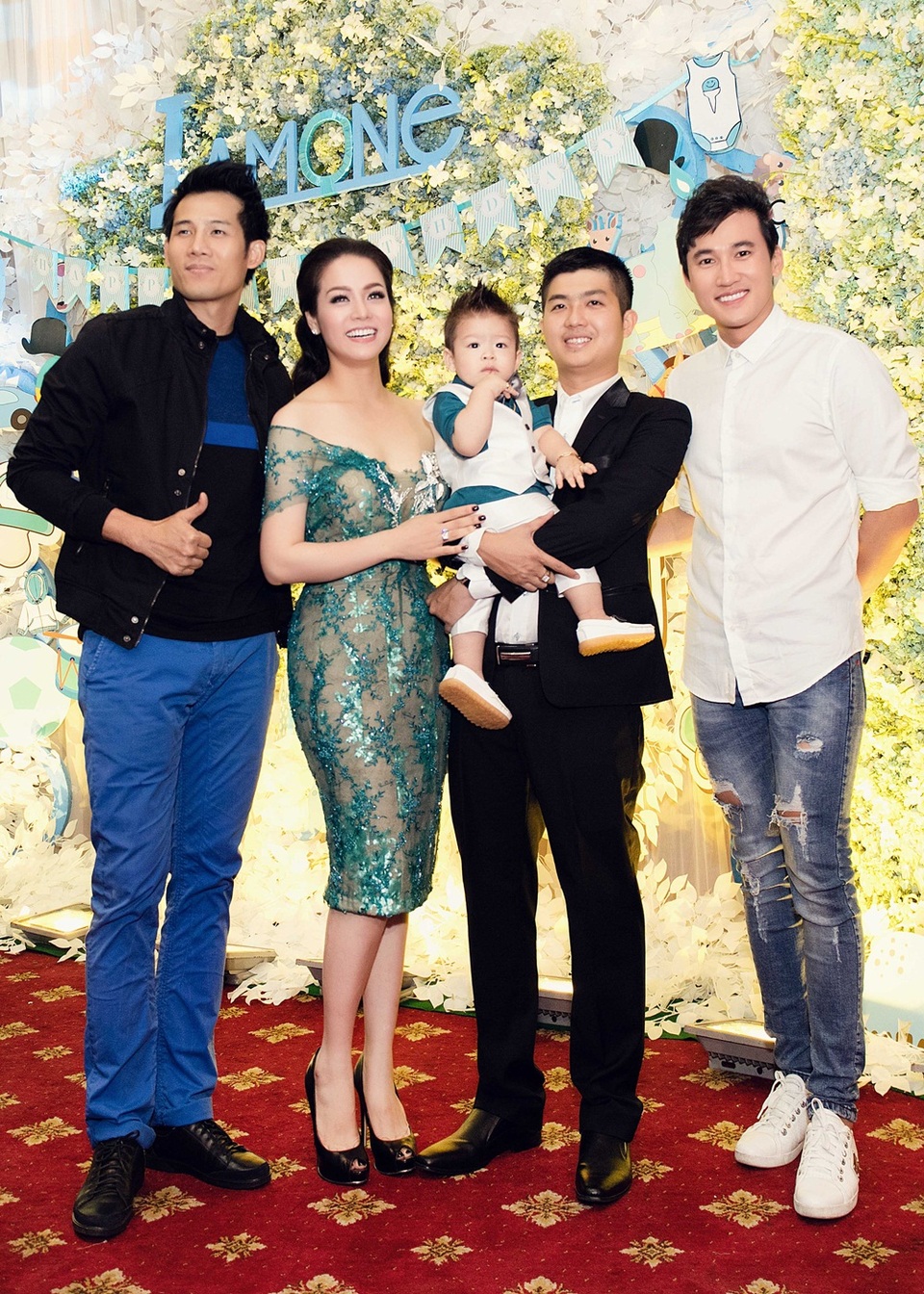 
Diễn viên Thanh Thức (ngoài cùng bên trái)
