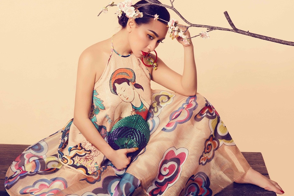 
Trong bộ ảnh mới, nữ hoàng ảnh lịch những năm 1990 Y Phụng đài các trong áo yếm cách điệu của Việt Nam.
