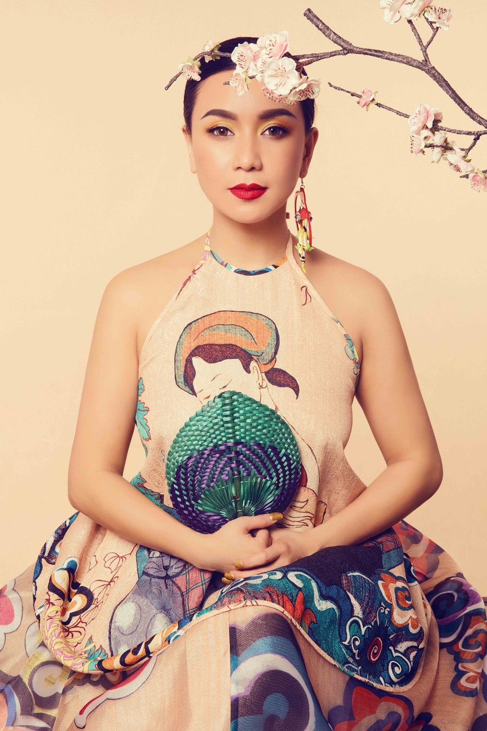 Y Phụng tên thật là Nguyễn Mỹ Thể, sinh năm 1979 tại Sài Gòn. Cô là một trong những diễn viên đắt giá thuộc thời kỳ phim “mì ăn liền” của thập niên 90 thế kỷ trước.