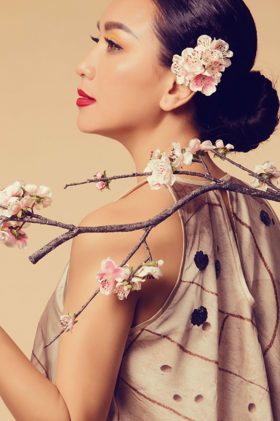 So với các diễn viên nổi tiếng cùng thời như Việt Trinh, Lý Hùng, Diễm Hương, Lê Tuấn Anh, thì Y Phụng là người nhỏ tuổi nhất và cũng là diễn viên táo bạo nhất khi dám diện lên mình những bộ cánh sexy.