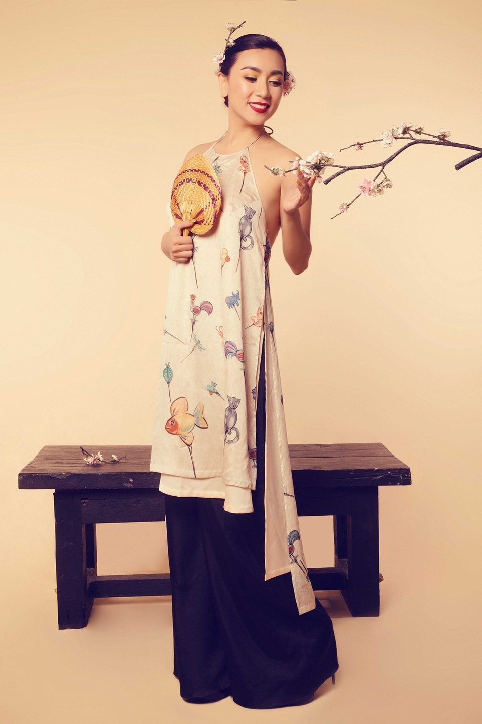 Cô đã có dịp hội ngộ với nhiều người đẹp cùng thời như Giáng My, Thanh Mai, Mộng Vân, La Kim Phụng… Mặc dù ở tuổi 40 nhưng nhan sắc của Y Phụng vẫn không thay đổi so với những năm thập niên 90.