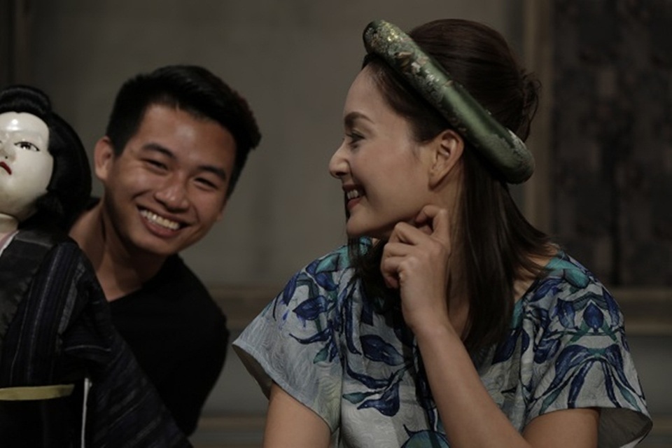 Người đẹp được sự hỗ trợ của nghệ sĩ Trung Lương – Á quân Vietnam Got Talent, cô điều khiển rối và diễn thoại, còn nghệ sĩ Trung Lương đàn phụ họa.