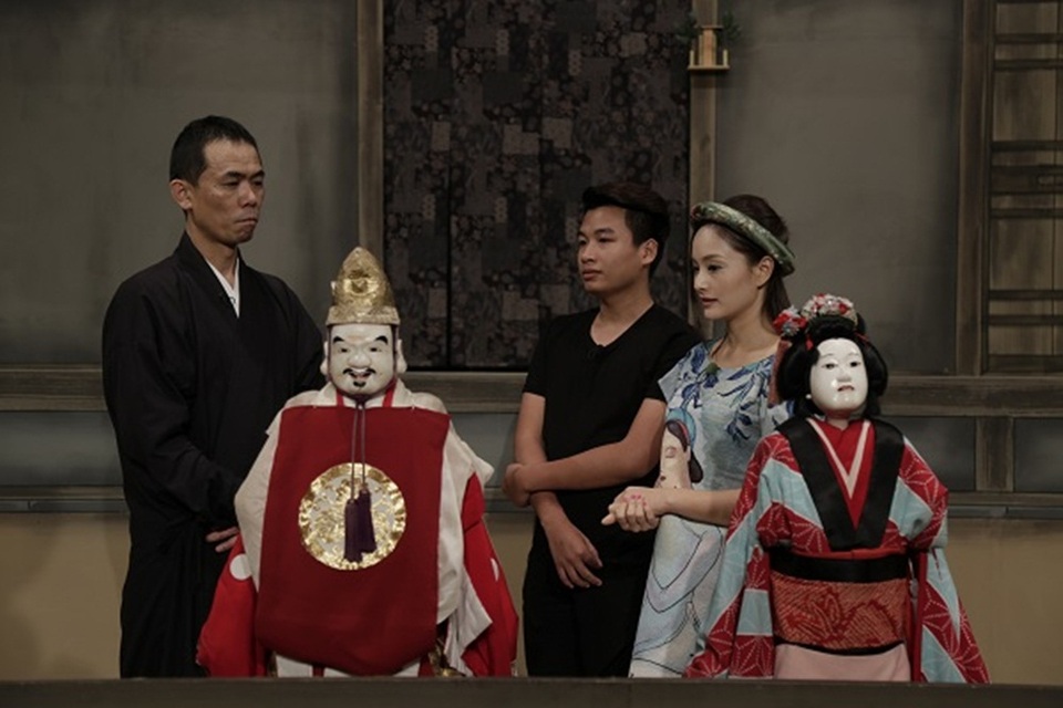 Cô đi tham quan nhà hát múa rối truyền thống của Nhật...