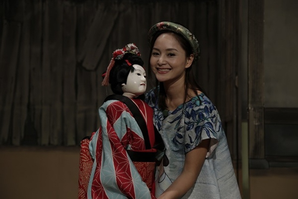 Lan Phương cho biết, những con rối rất nặng, phải 3 người điều khiển và một người hát diễn bên theo rối.