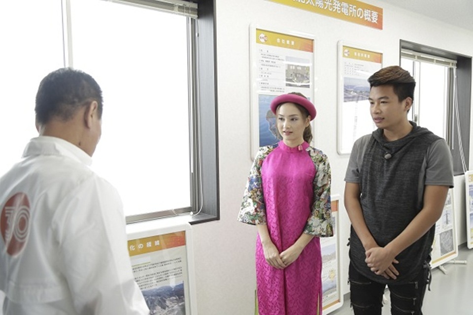 Bên cạnh đó, cô còn đi thăm nhà máy năng lượng mặt trời. Cô cho biết mình luôn thích những nguồn năng lượng tự nhiên, an toàn cho môi trường nên vô cùng ngưỡng mộ những kỹ sư đã làm nên những công trình này.