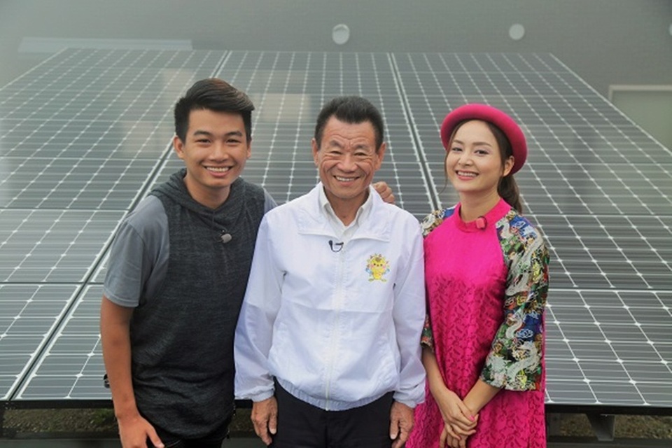 Nhà máy điện năng lượng mặt trời này cách đây 20 năm đã bị một trận động đất mạnh phá hủy. Và người dân Nhật đã xây dựng lại nhà máy này to hơn, hiện đại hơn trên khắp vùng đồi núi trong vòng chỉ một năm. Đó cũng chính là điều mà Lan Phương nể phục tinh thần người Nhật.